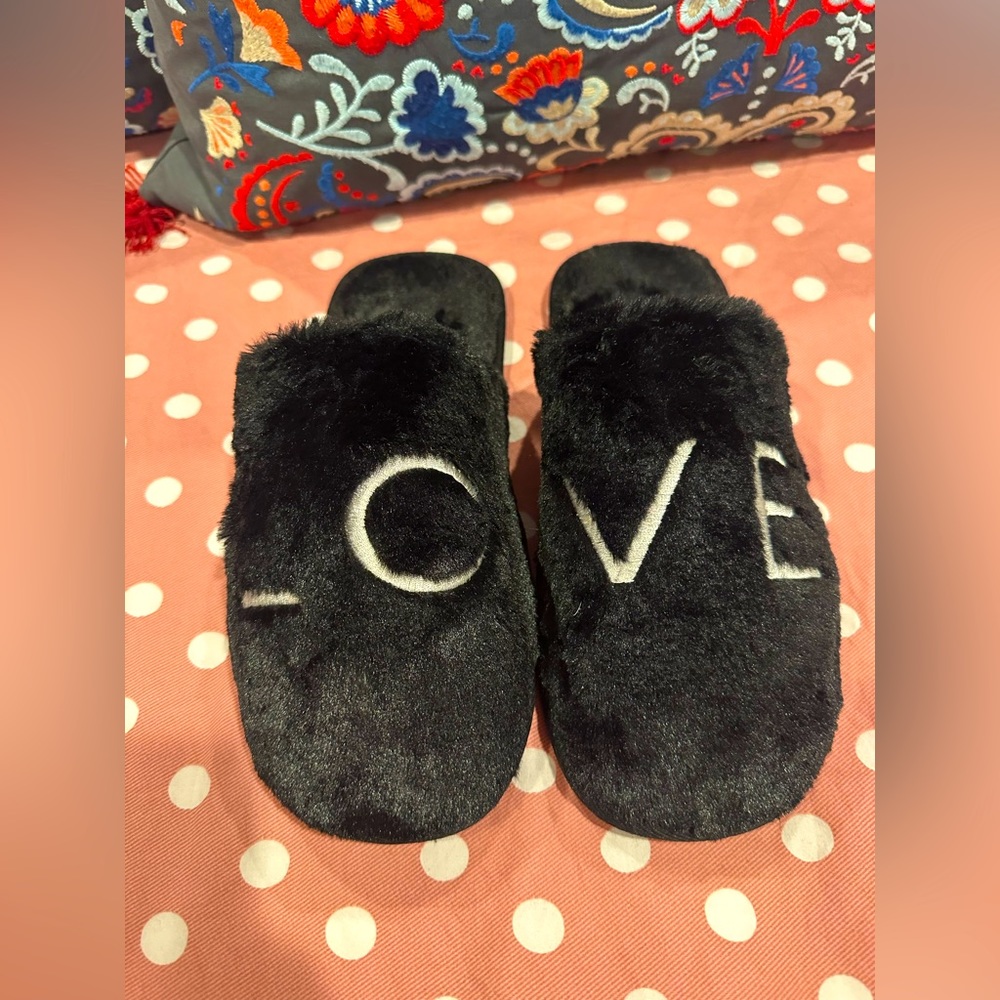 GAP LOVE black cozy plush slippers, in excellent condition;